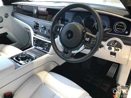 Rolls-Royce Ghost AWD 2021, volant
